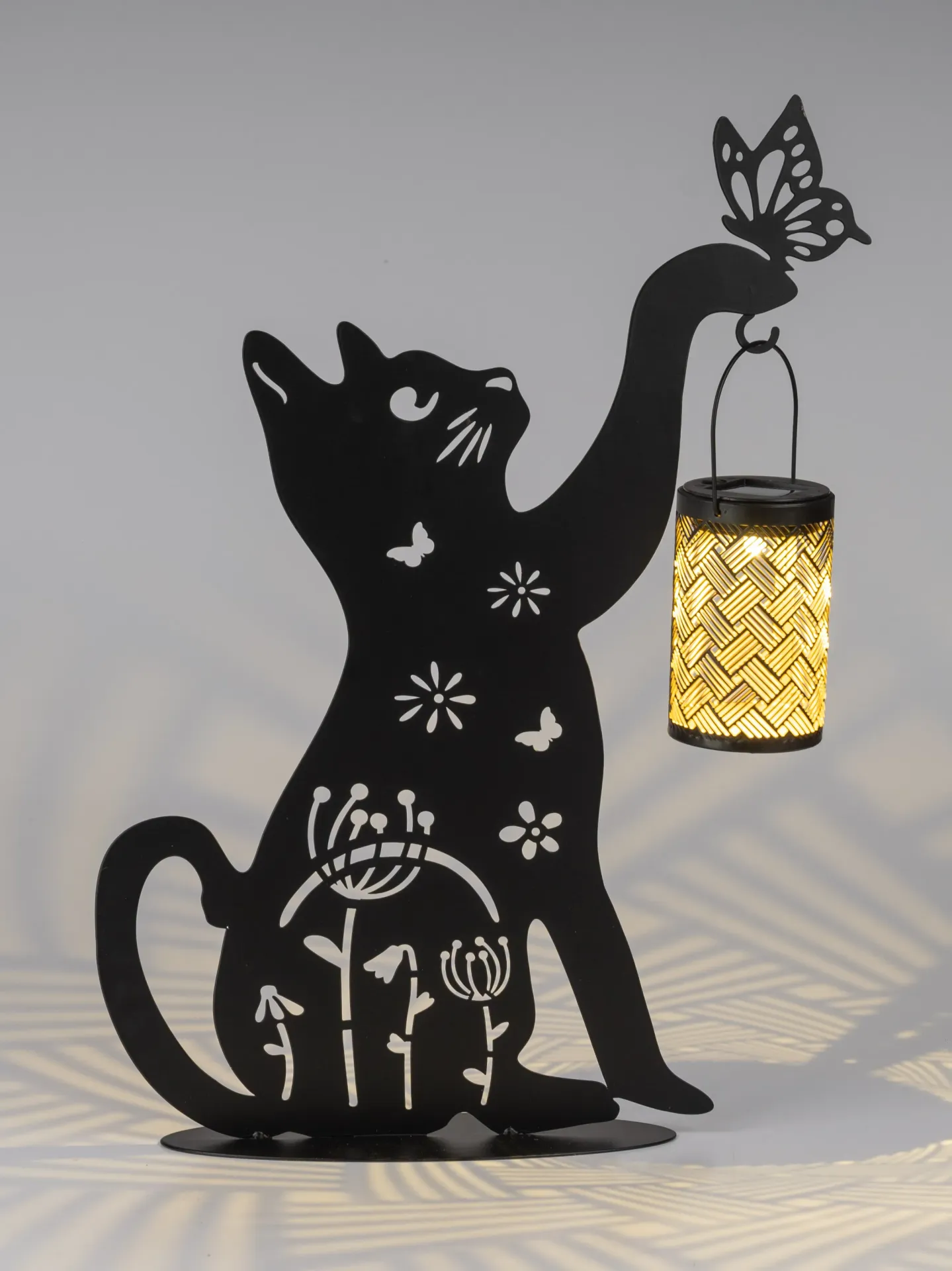 Chat en métal noir + lampe solaire